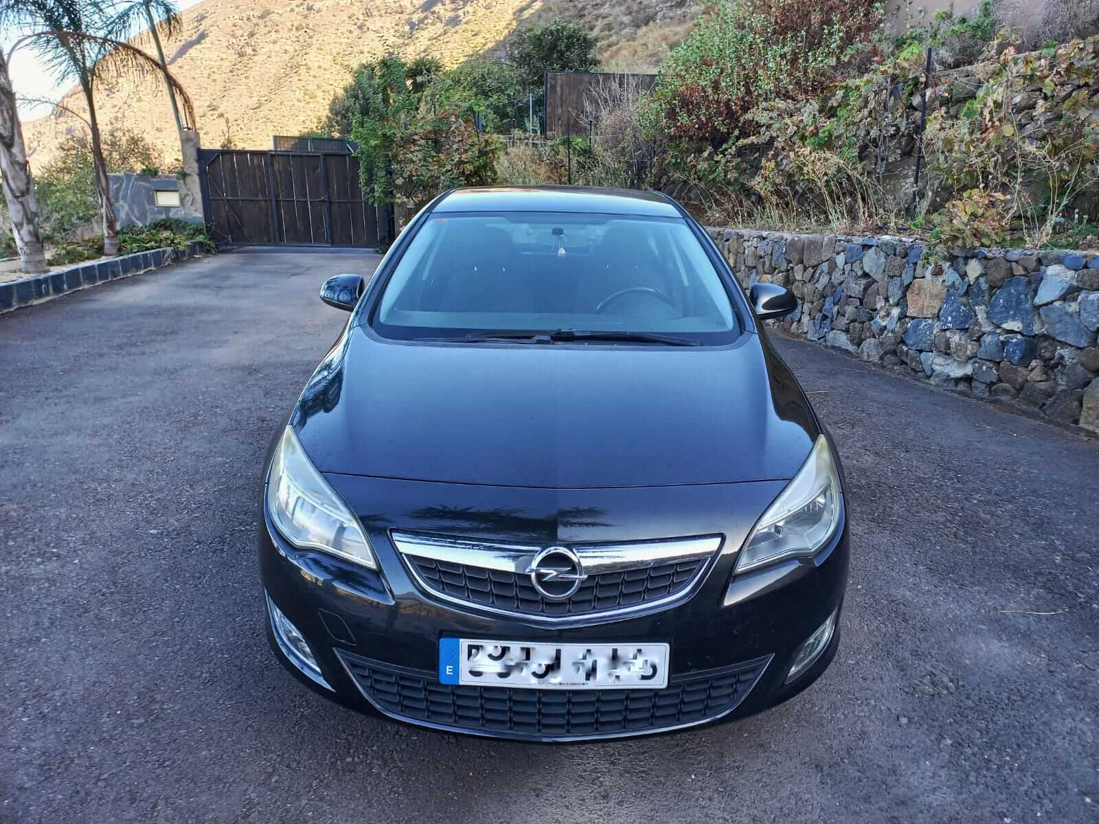 Opel Astra negro 2011 matrícula 5551HHB — vehículo dejado en consignación en Autos Marichal Arafo
